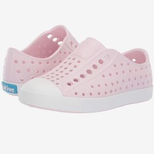 New Toddler Natives (Jefferson Child 7) in milk pink / shell white.